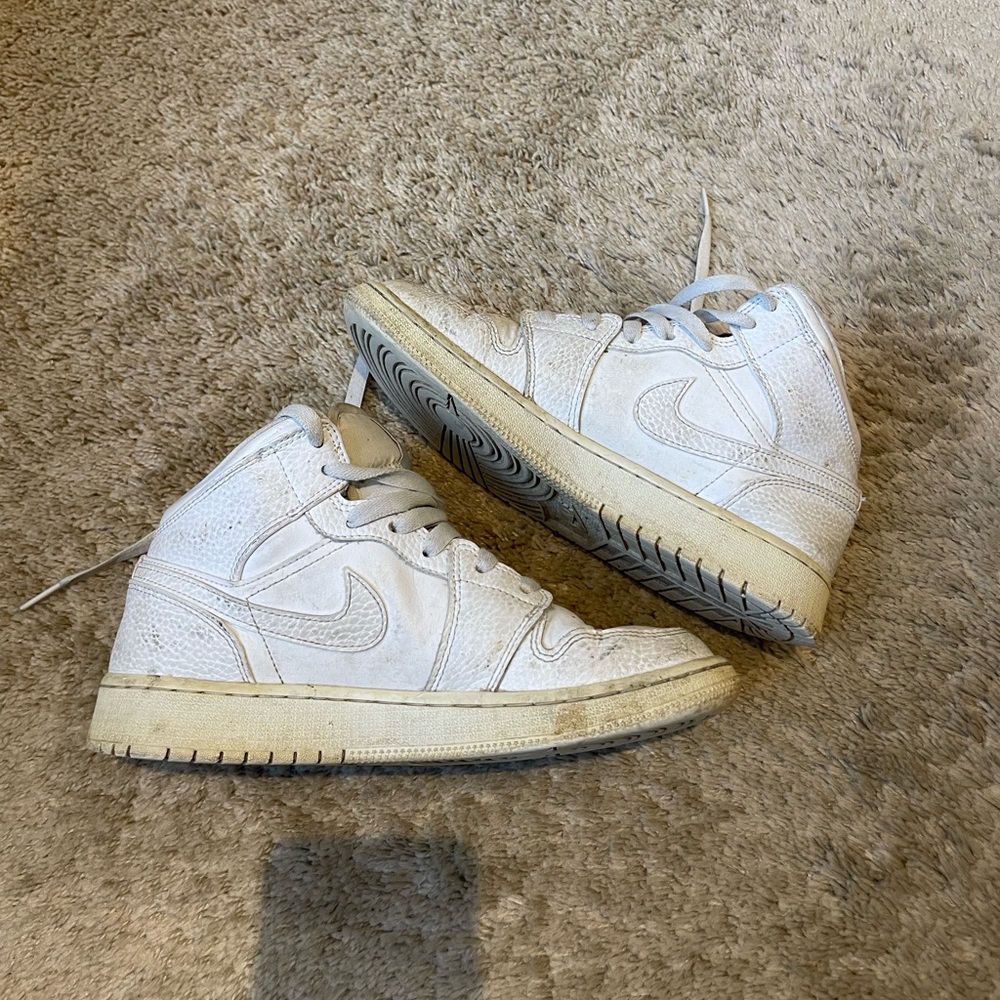 NIKE AIR JORDAN MID 1, WOMEN SIZE 5, WHITE, USED !! , YELLOW SOLE